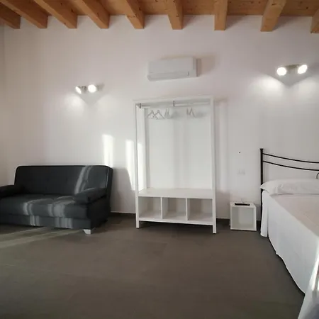 בית הארחה Dimora Savarino With Pool מרצאממי