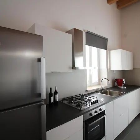 Dimora Savarino With Pool בית הארחה 4*