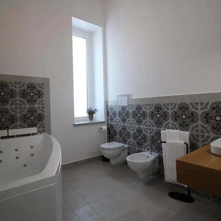 Dimora Savarino With Pool בית הארחה 4*