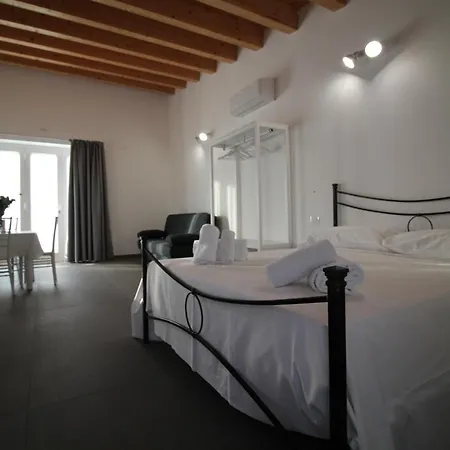 Dimora Savarino With Pool בית הארחה 4*