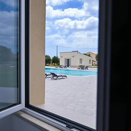 Dimora Savarino With Pool בית הארחה מרצאממי