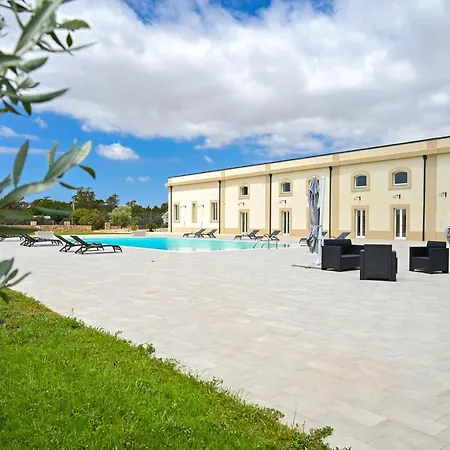 Dimora Savarino With Pool בית הארחה 4*